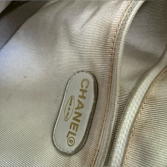 VINTAGE RARE — Chanel Bucket Bag with Tortoise Handle - Picture 5 of 12